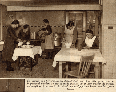 300072 Afbeelding van enkele meisjes in de keuken van het Stads-Ambachtskinderhuis en Fundatie van de Vrijvrouwe van ...